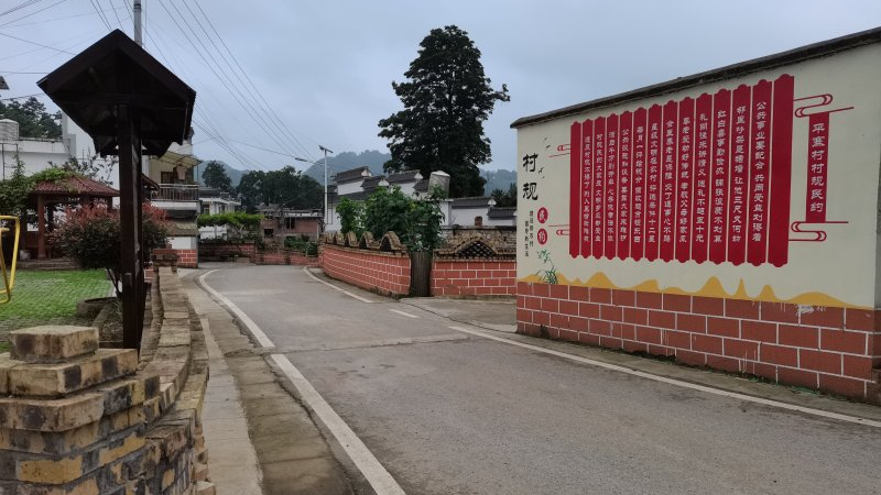 修文县谷堡镇农房整治绘美景生态谷堡焕新颜