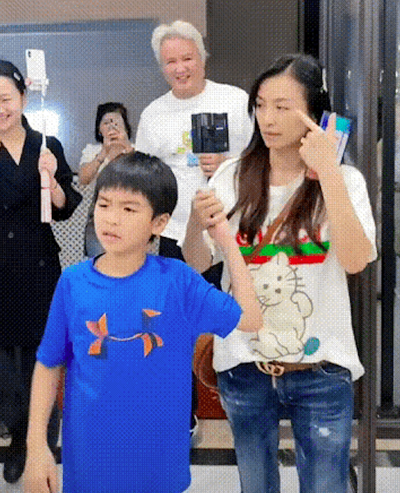 张庭林瑞阳又开新公司,全程高调不知收敛,儿子一看就是被养坏了休闲区蓝鸢梦想 - Www.slyday.coM 张庭林瑞阳又开新公司,全程高调不知收敛,儿子一看就是被养坏了休闲区蓝鸢梦想 - Www.slyday.coM