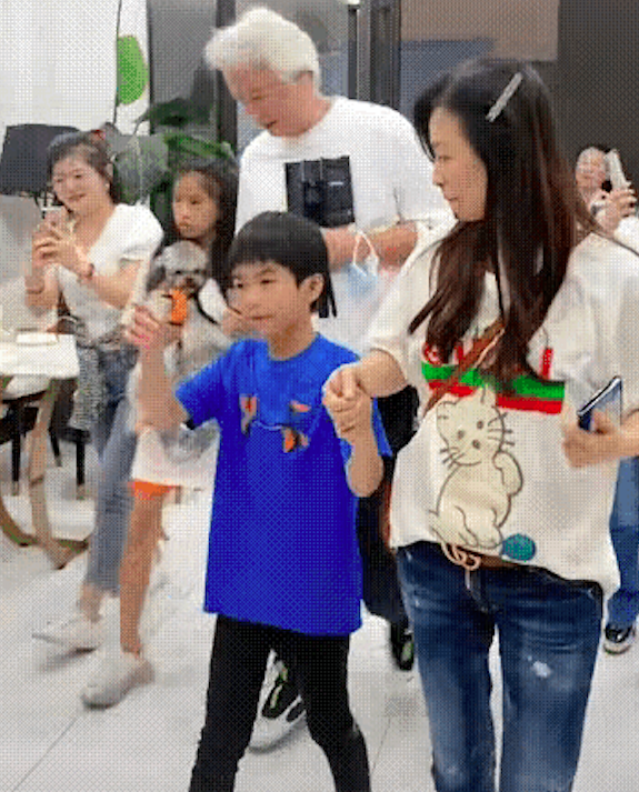 张庭林瑞阳又开新公司,全程高调不知收敛,儿子一看就是被养坏了休闲区蓝鸢梦想 - Www.slyday.coM 张庭林瑞阳又开新公司,全程高调不知收敛,儿子一看就是被养坏了休闲区蓝鸢梦想 - Www.slyday.coM