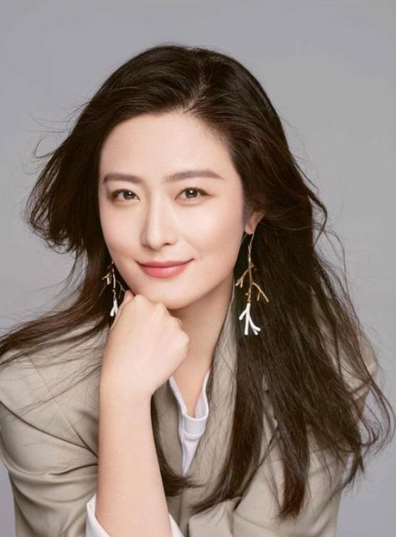 虽然这个想法听着不靠谱,可徐百慧还是听从父亲的建议,把名字从徐百卉