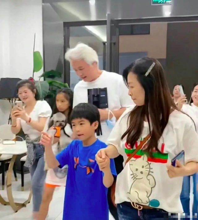 张庭林瑞阳又开新公司,全程高调不知收敛,儿子一看就是被养坏了休闲区蓝鸢梦想 - Www.slyday.coM 张庭林瑞阳又开新公司,全程高调不知收敛,儿子一看就是被养坏了休闲区蓝鸢梦想 - Www.slyday.coM