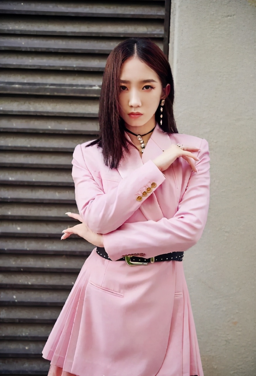 孟美岐粉系好诱人满满的女团时髦风蕾丝上镶上万钻