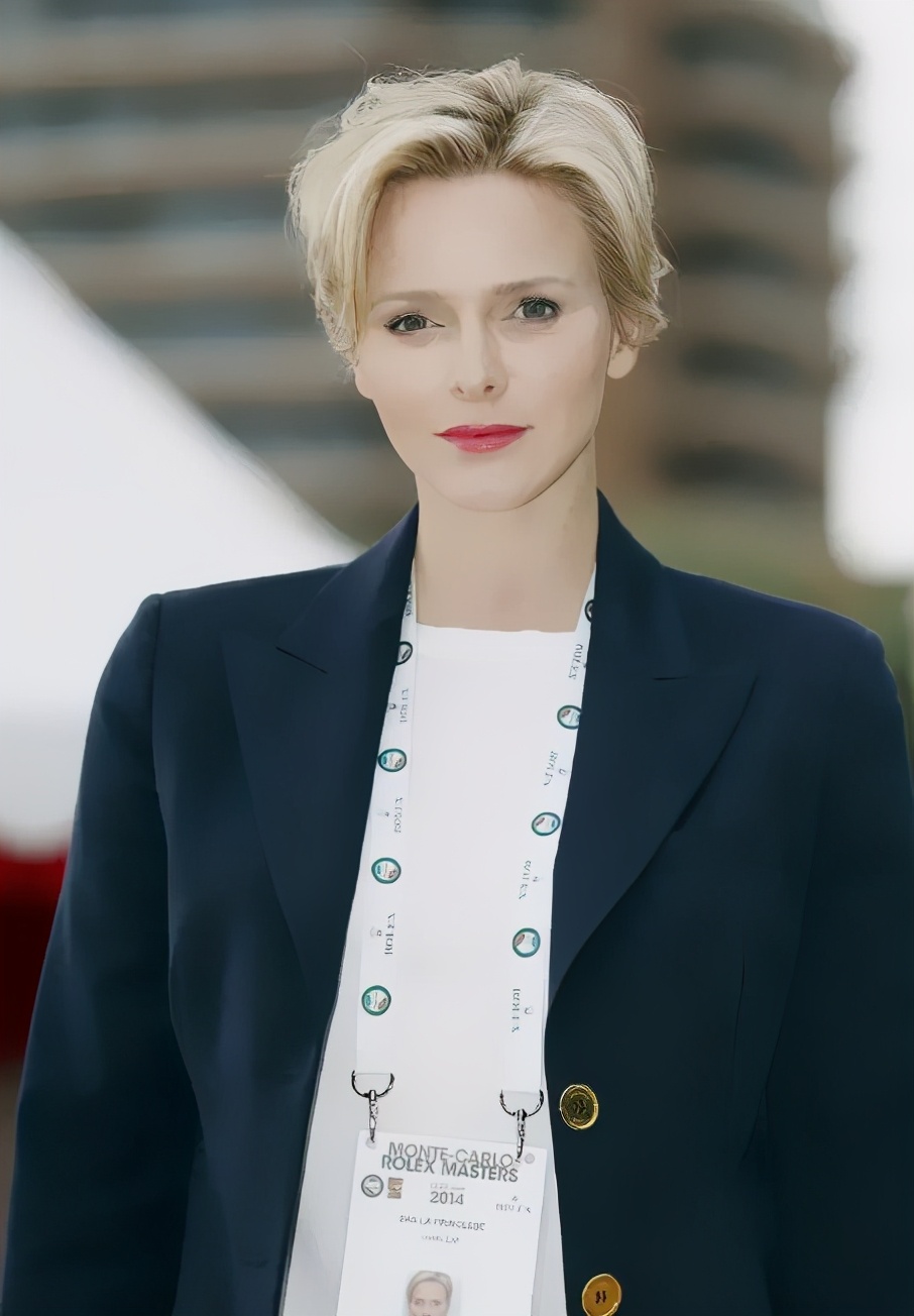 42岁的冰山王妃夏琳搭配银色长裙太美眼角纹是亮点