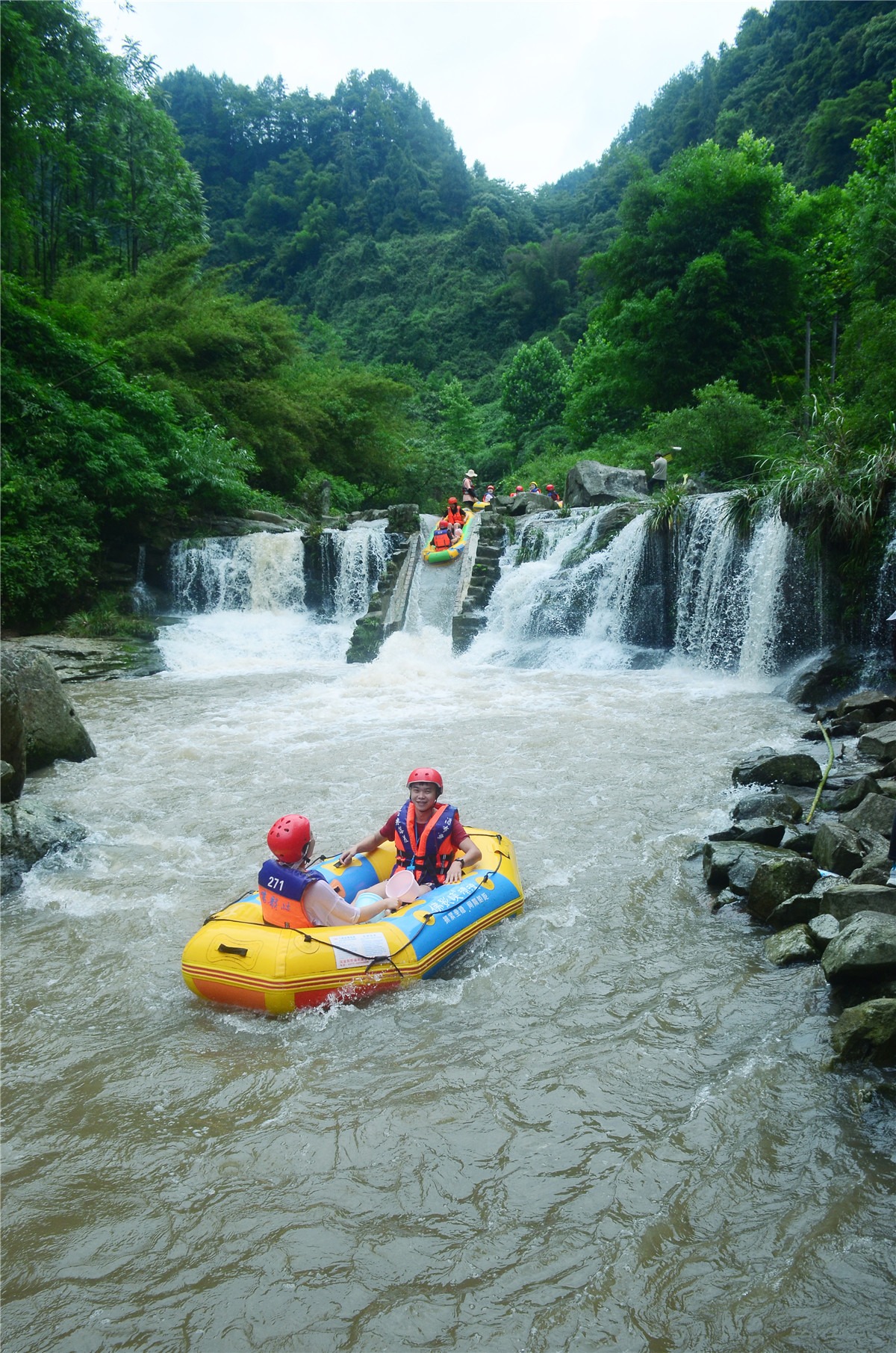 均在6～9月举办国际漂流赛,佛影峡漂流成为重庆国际漂流赛永久赛场