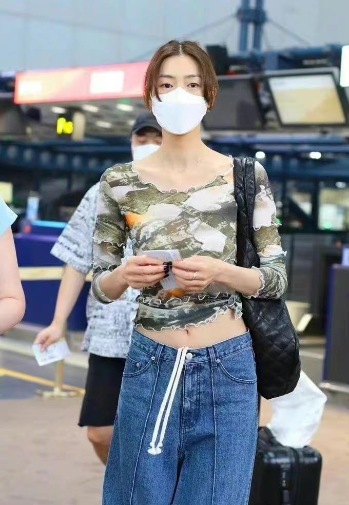 刘雯身材这么高挑还要穿露脐装,露出平坦小腹让人嫉妒,太优秀