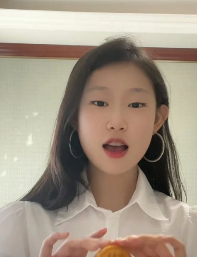 小沈阳女儿晒与爸爸合照!腰肢纤细大秀马甲线,15岁个子赶超父亲休闲区蓝鸢梦想 - Www.slyday.coM 小沈阳女儿晒与爸爸合照!腰肢纤细大秀马甲线,15岁个子赶超父亲休闲区蓝鸢梦想 - Www.slyday.coM