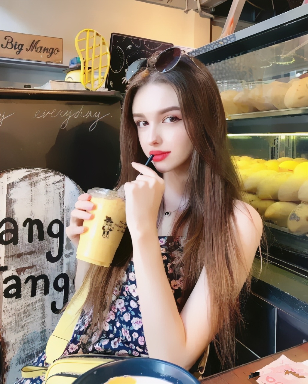 乌兹别克斯坦颜值女神空灵气质凹凸身材搭配一字肩美成仙