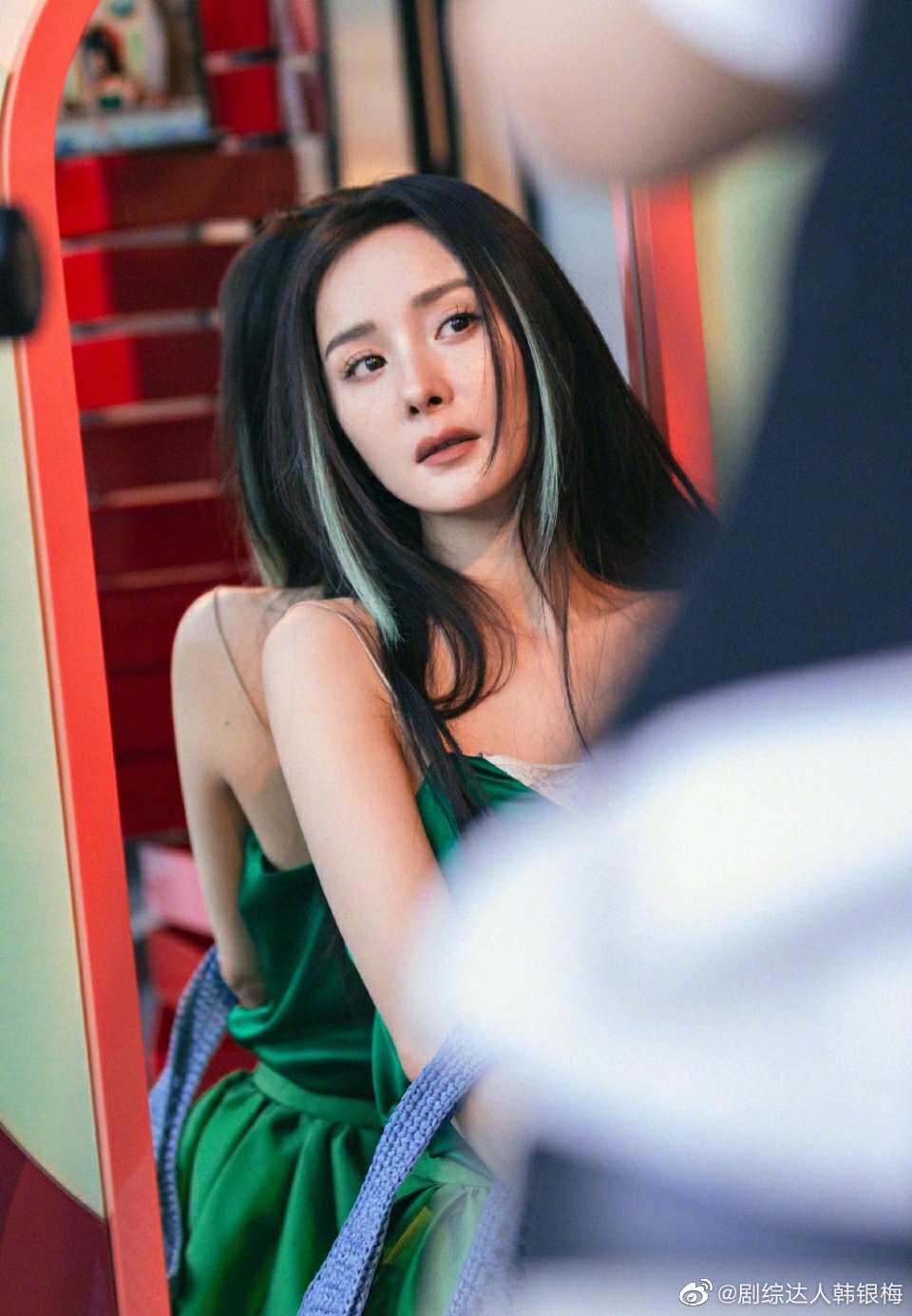 杨幂绿色挑染发型感觉大幂幂适合各种挑染发色