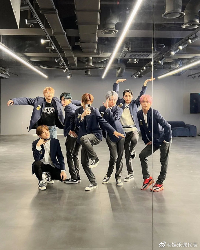 集体校服look彩色头发好男高好帅气