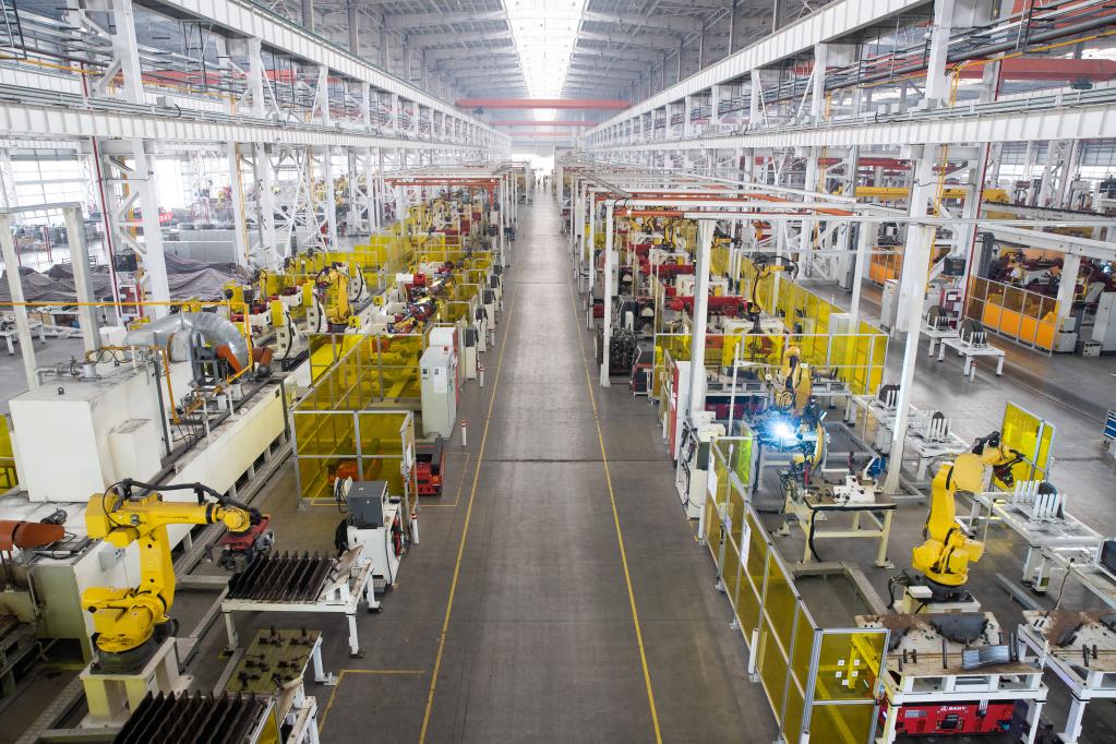 　　6月14日，在上海三一重机股份有限公司生产车间里，机器人正在作业。 新华社记者金立旺 摄