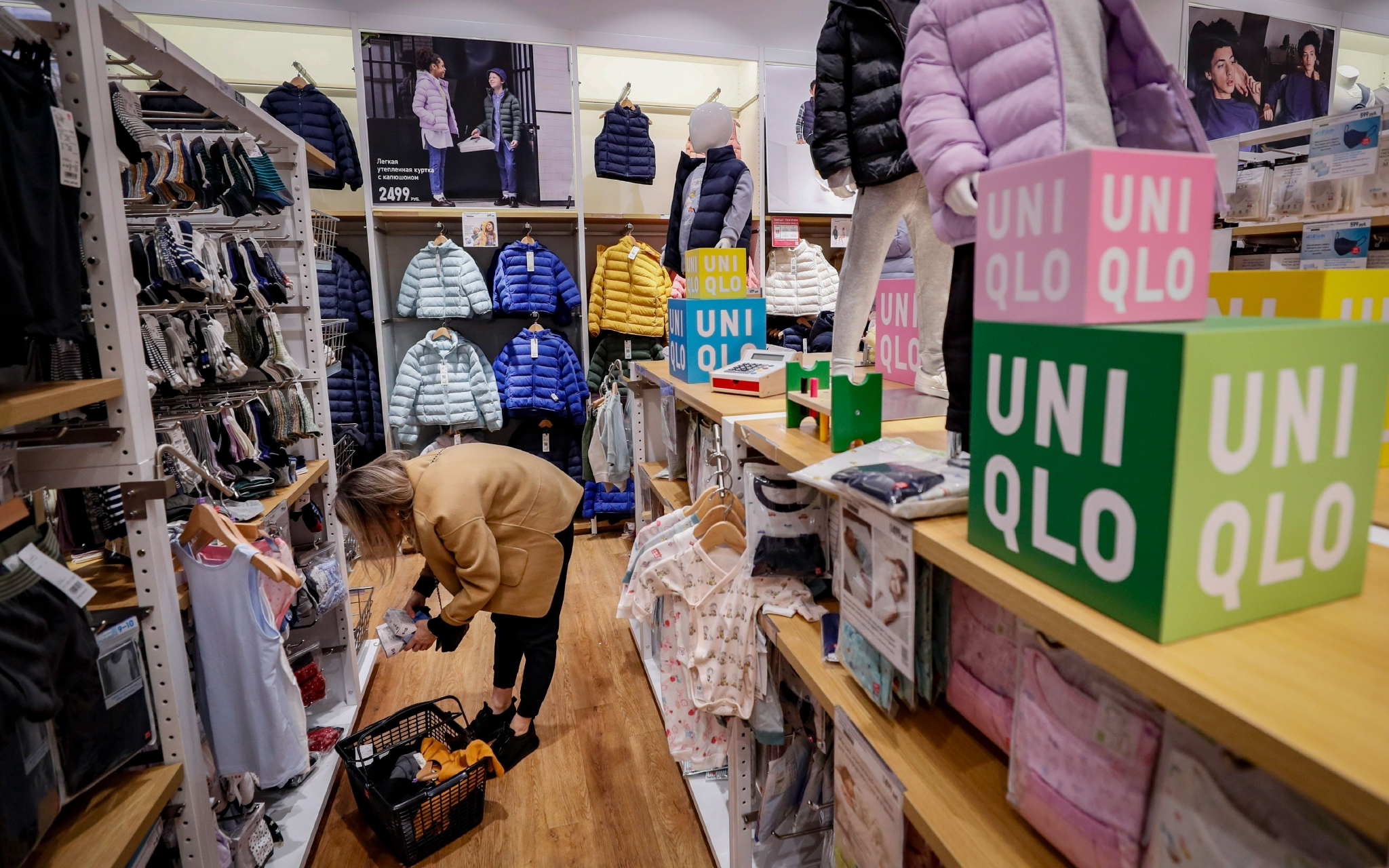 当地时间3月10日，俄罗斯莫斯科，民众在服装连锁品牌“优衣库”门店购物。图/IC photo