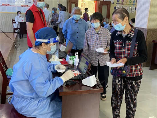 健康讲座、合理评估、现场接种新冠疫苗．．．．．TA们暖心服务，老人安心接种