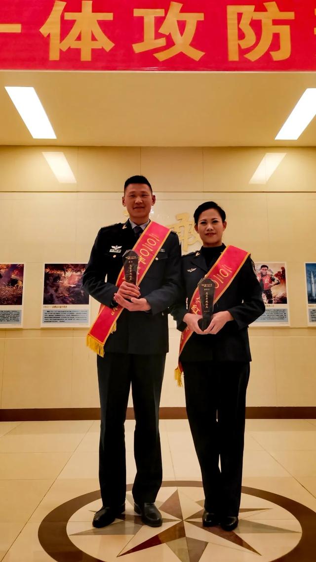 这对兵夫妻双双获评红鹰标兵