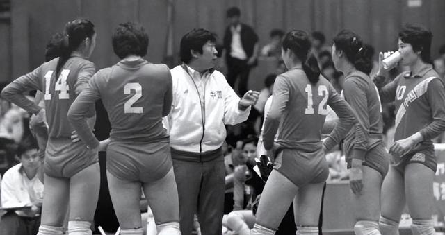 前中国女排主帅去世！球迷难以接受，女排辉煌一笔离不开他的功劳休闲区蓝鸢梦想 - Www.slyday.coM