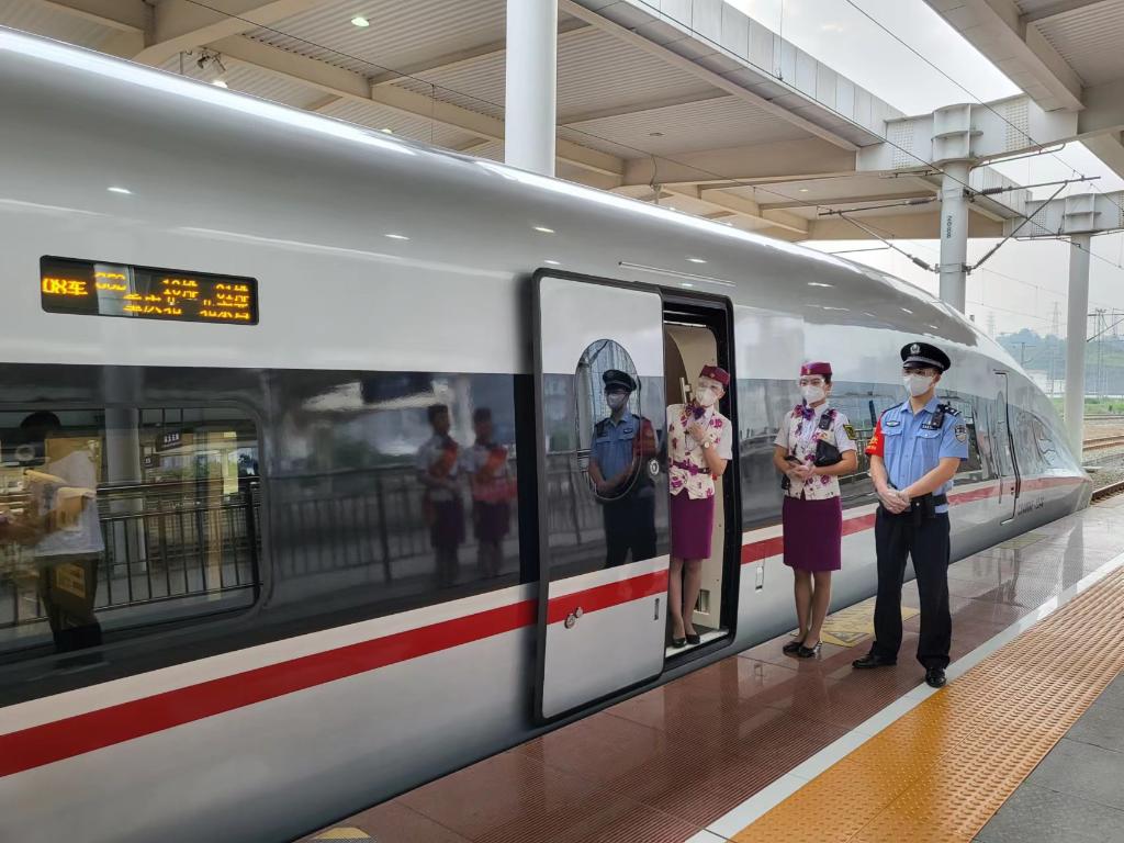 2022年6月20日,鄭渝高鐵首發列車g52次列車動車組人員正在等待乘客