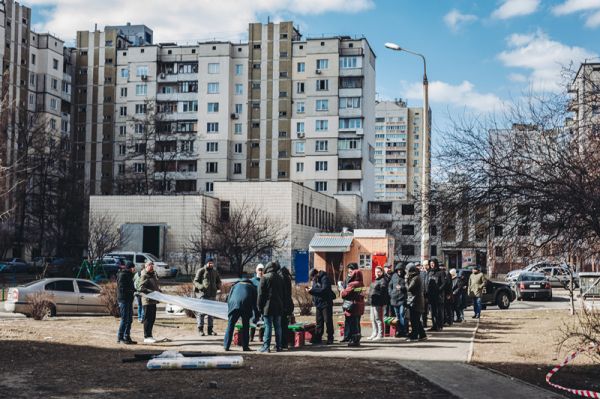资料图片：2022年3月17日，人们在乌克兰基辅领取用来遮挡窗户的塑料布（彩色通稿）
