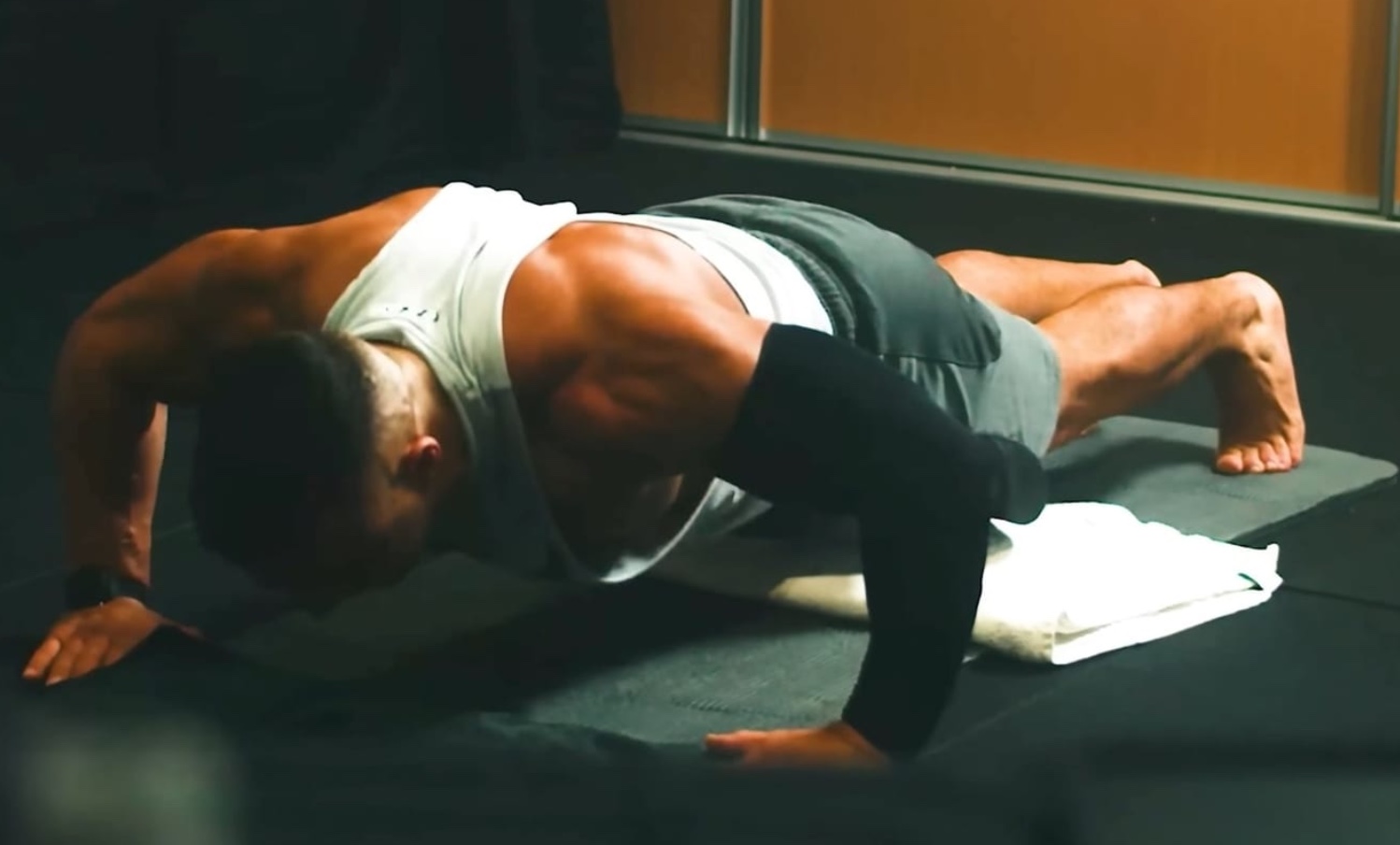 1小时做3182个俯卧撑　澳男子破吉尼斯纪录休闲区蓝鸢梦想 - Www.slyday.coM