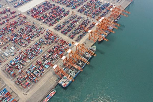 2019年4月13日，由重庆首发的“陆海新通道”印度专列在广西钦州港进行集装箱转运作业。（彩通）