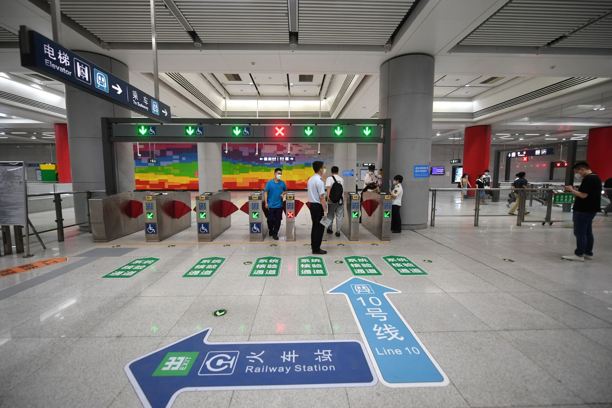 旅客可乘坐地铁10号线进入北京丰台站。新京报记者 王贵彬 摄