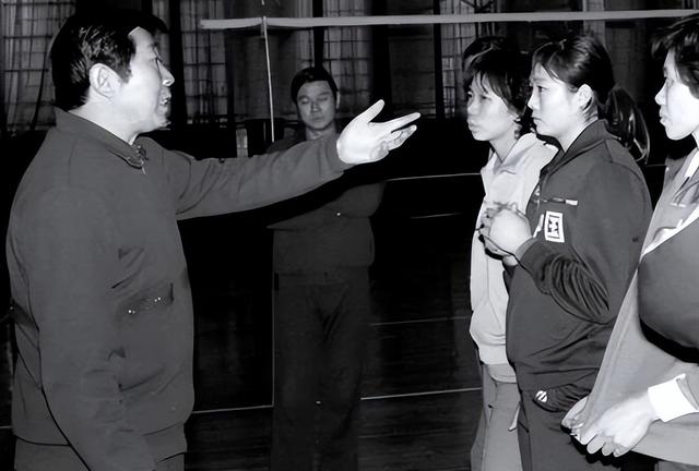 前中国女排主帅去世！球迷难以接受，女排辉煌一笔离不开他的功劳休闲区蓝鸢梦想 - Www.slyday.coM