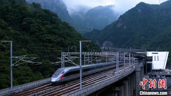 试验车驶入神农架高铁站(资料图) 张俊 摄