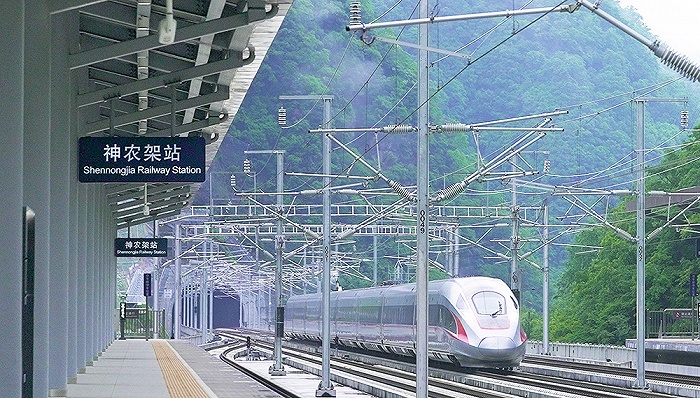 复兴号动车组驶进神农架站,国铁集团供图