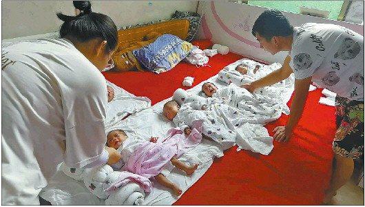 泰安首例五胞胎茁壮成长父亲节老爸且忙且乐和