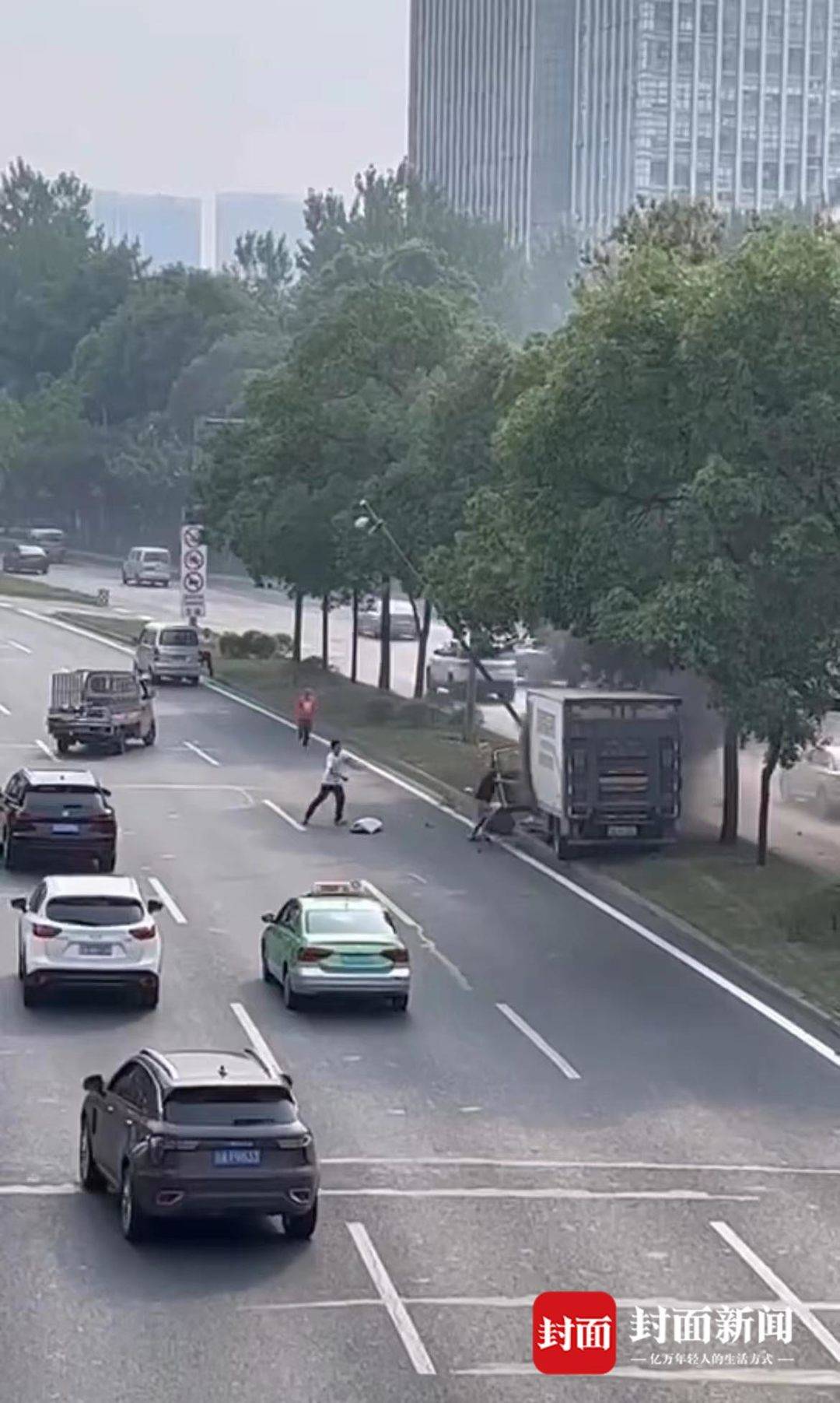 第一个冲上成都三环拉门救人的“黑衣哥”：20多人仗义出手，货车爆燃前救出被困司机休闲区蓝鸢梦想 - Www.slyday.coM