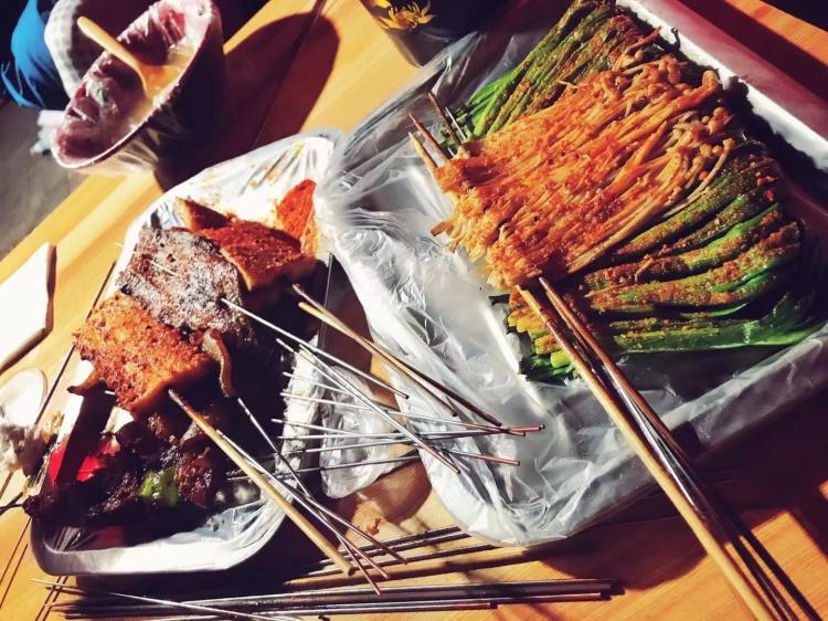 在凌晨两点的夜宵场，我看见了中国人是如何生活的休闲区蓝鸢梦想 - Www.slyday.coM