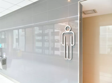 株洲两男子因抢厕所蹲位发生肢体冲突，致一人受伤，谁担责？休闲区蓝鸢梦想 - Www.slyday.coM