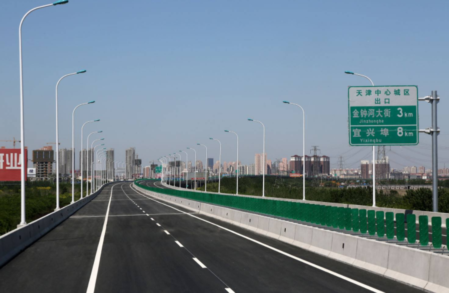 京津塘高速公路是国务院批准建设的第一条高速公路,也是中国大陆第一