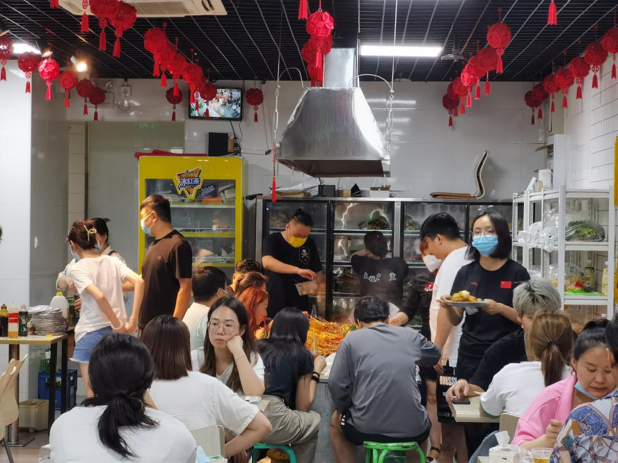 在凌晨两点的夜宵场，我看见了中国人是如何生活的休闲区蓝鸢梦想 - Www.slyday.coM