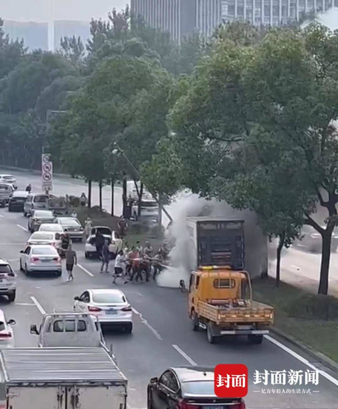 第一个冲上成都三环拉门救人的“黑衣哥”：20多人仗义出手，货车爆燃前救出被困司机休闲区蓝鸢梦想 - Www.slyday.coM