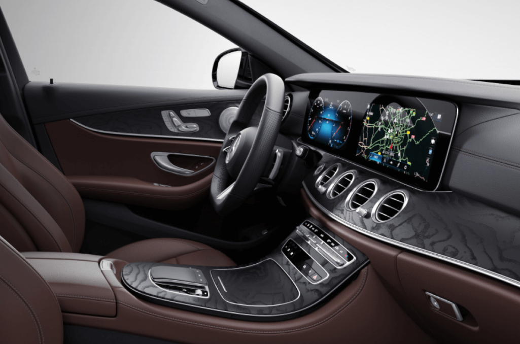 此外,黑色内饰风格更显低调神秘,而黑/棕双色则显得商务了许多.