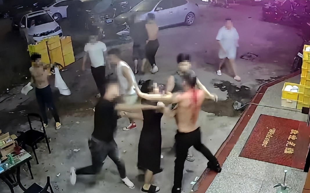 惠州"五虎"群殴女子,血洗夜宵店,老板夫妻紧急icu