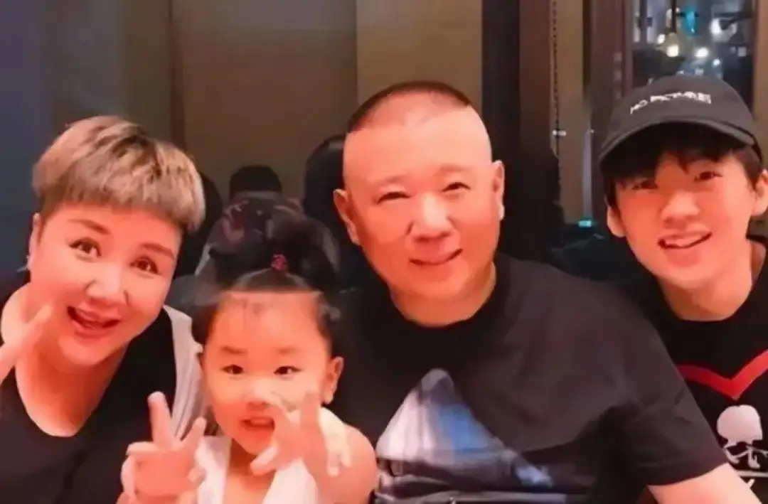 金星问郭德纲:“你媳妇是怎么看上你的?” 郭德纲说:她也是一时糊涂休闲区蓝鸢梦想 - Www.slyday.coM 金星问郭德纲:“你媳妇是怎么看上你的?” 郭德纲说:她也是一时糊涂休闲区蓝鸢梦想 - Www.slyday.coM