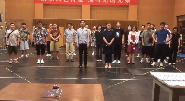 北京人艺悼念任鸣院长!众演员集体鞠躬哭泣,59岁冯远征情绪失控休闲区蓝鸢梦想 - Www.slyday.coM 北京人艺悼念任鸣院长!众演员集体鞠躬哭泣,59岁冯远征情绪失控休闲区蓝鸢梦想 - Www.slyday.coM