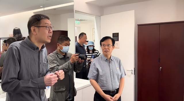 北京人艺悼念任鸣院长!众演员集体鞠躬哭泣,59岁冯远征情绪失控休闲区蓝鸢梦想 - Www.slyday.coM 北京人艺悼念任鸣院长!众演员集体鞠躬哭泣,59岁冯远征情绪失控休闲区蓝鸢梦想 - Www.slyday.coM