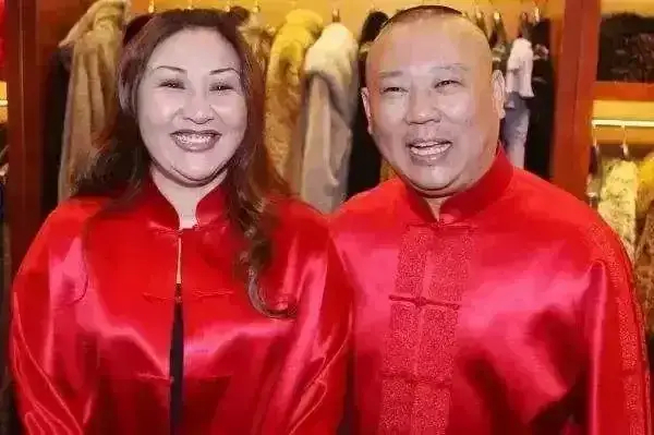 金星问郭德纲:“你媳妇是怎么看上你的?” 郭德纲说:她也是一时糊涂休闲区蓝鸢梦想 - Www.slyday.coM 金星问郭德纲:“你媳妇是怎么看上你的?” 郭德纲说:她也是一时糊涂休闲区蓝鸢梦想 - Www.slyday.coM