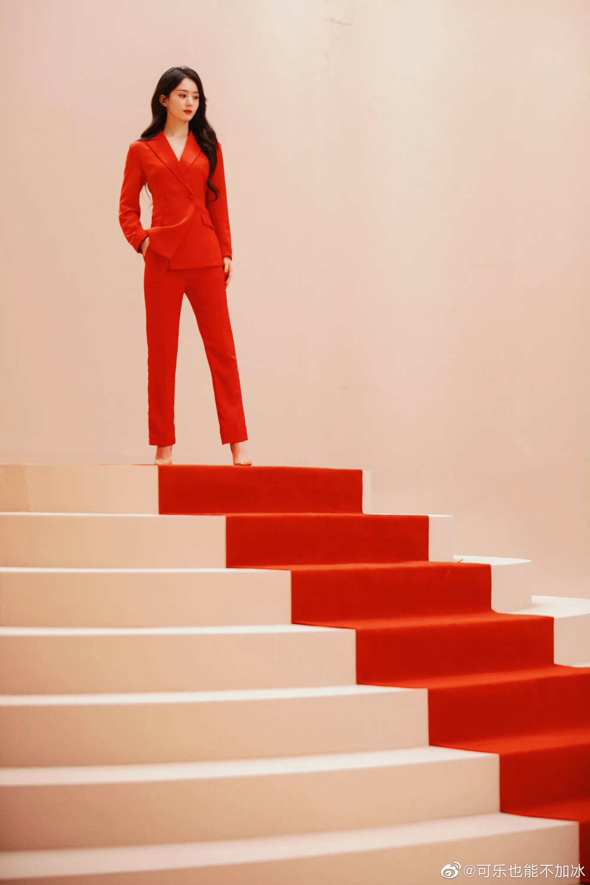 赵丽颖红西装造型女王气场十足