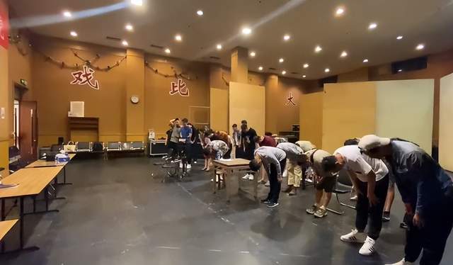 北京人艺悼念任鸣院长!众演员集体鞠躬哭泣,59岁冯远征情绪失控休闲区蓝鸢梦想 - Www.slyday.coM 北京人艺悼念任鸣院长!众演员集体鞠躬哭泣,59岁冯远征情绪失控休闲区蓝鸢梦想 - Www.slyday.coM