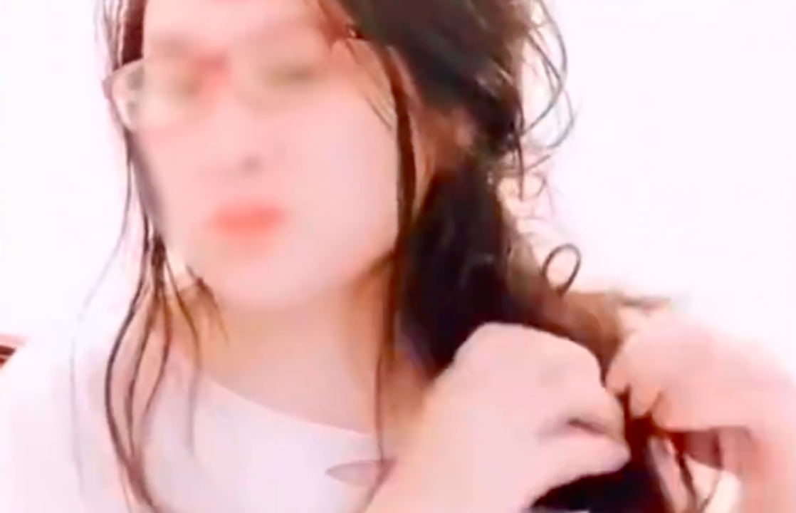 女子怕秃头3个月不洗头,头发严重打结,当事人:解开需要3000元休闲区蓝鸢梦想 - Www.slyday.coM 女子怕秃头3个月不洗头,头发严重打结,当事人:解开需要3000元休闲区蓝鸢梦想 - Www.slyday.coM