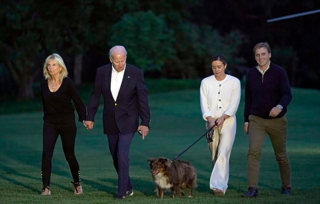 拜登和女儿孙女漫步海滩真精神第一千金罕见秀长腿孙女也好美