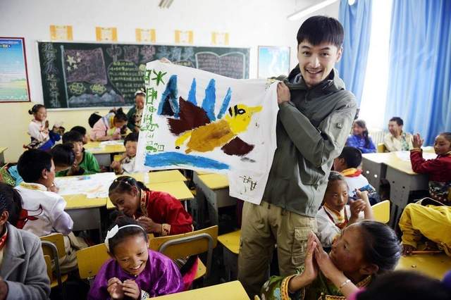 胡歌县委大院街边路透,绿色口罩深蓝色衬衣,和逍遥哥哥不一样了休闲区蓝鸢梦想 - Www.slyday.coM 胡歌县委大院街边路透,绿色口罩深蓝色衬衣,和逍遥哥哥不一样了休闲区蓝鸢梦想 - Www.slyday.coM