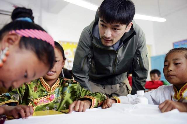 胡歌县委大院街边路透,绿色口罩深蓝色衬衣,和逍遥哥哥不一样了休闲区蓝鸢梦想 - Www.slyday.coM 胡歌县委大院街边路透,绿色口罩深蓝色衬衣,和逍遥哥哥不一样了休闲区蓝鸢梦想 - Www.slyday.coM