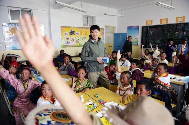 胡歌县委大院街边路透,绿色口罩深蓝色衬衣,和逍遥哥哥不一样了休闲区蓝鸢梦想 - Www.slyday.coM 胡歌县委大院街边路透,绿色口罩深蓝色衬衣,和逍遥哥哥不一样了休闲区蓝鸢梦想 - Www.slyday.coM