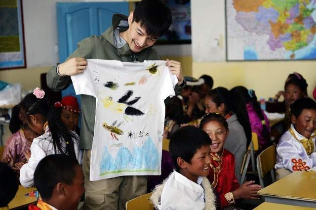 胡歌县委大院街边路透,绿色口罩深蓝色衬衣,和逍遥哥哥不一样了休闲区蓝鸢梦想 - Www.slyday.coM 胡歌县委大院街边路透,绿色口罩深蓝色衬衣,和逍遥哥哥不一样了休闲区蓝鸢梦想 - Www.slyday.coM