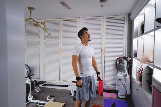 51岁知名男星定居四川年轻娇妻气质抢镜晒全家福开心快乐