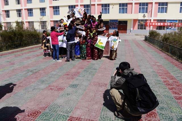 胡歌县委大院街边路透,绿色口罩深蓝色衬衣,和逍遥哥哥不一样了休闲区蓝鸢梦想 - Www.slyday.coM 胡歌县委大院街边路透,绿色口罩深蓝色衬衣,和逍遥哥哥不一样了休闲区蓝鸢梦想 - Www.slyday.coM