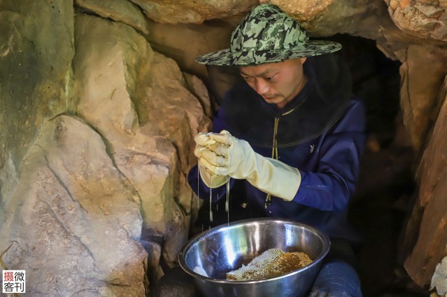 90后小伙山洞里造“豪华别墅”,14年只为养好蜂休闲区蓝鸢梦想 - Www.slyday.coM 90后小伙山洞里造“豪华别墅”,14年只为养好蜂休闲区蓝鸢梦想 - Www.slyday.coM